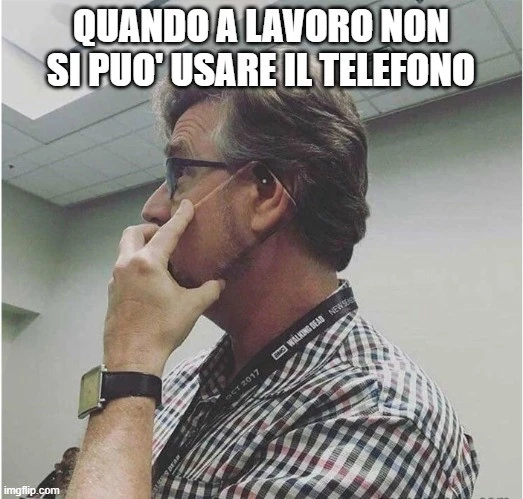 Quando a lavoro non si puo usare il telefono e allora usi la cover uguale alla parte della tua faccia compreso l'orecchio