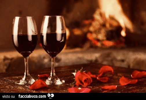 Due calici di vino e petali di rosa