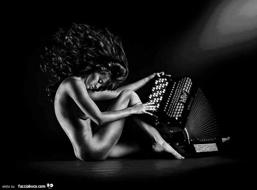 Donna nuda che suona la fisarmonica