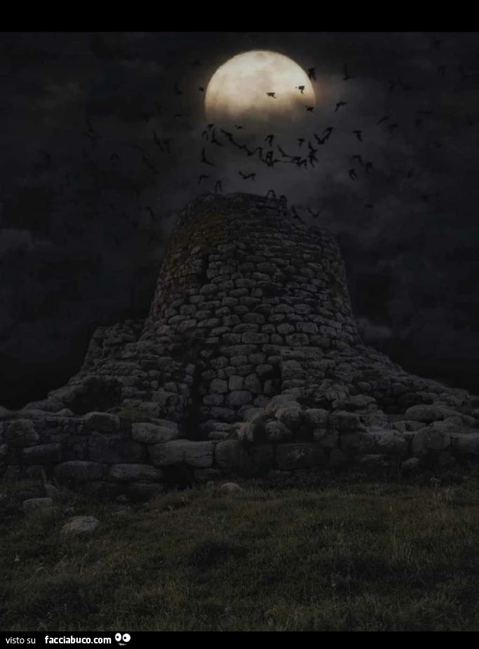 Nuraghe e luna