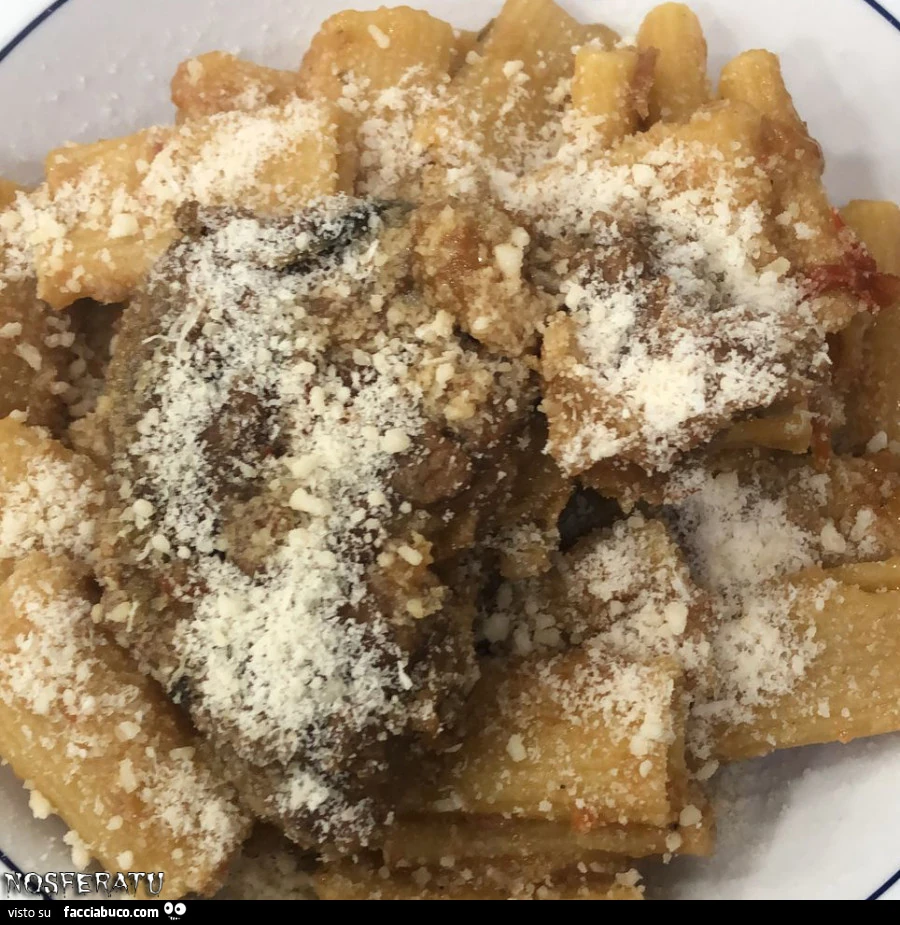 Rigatoni alla genovese: uno dei pilastri della cucina partenopea