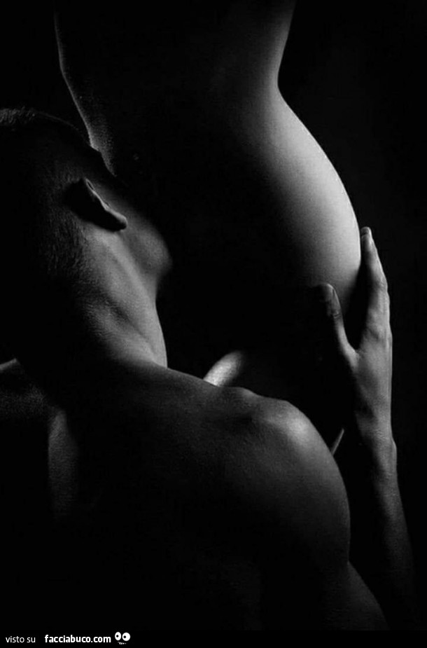 Uomo bacia la pancia di una donna
