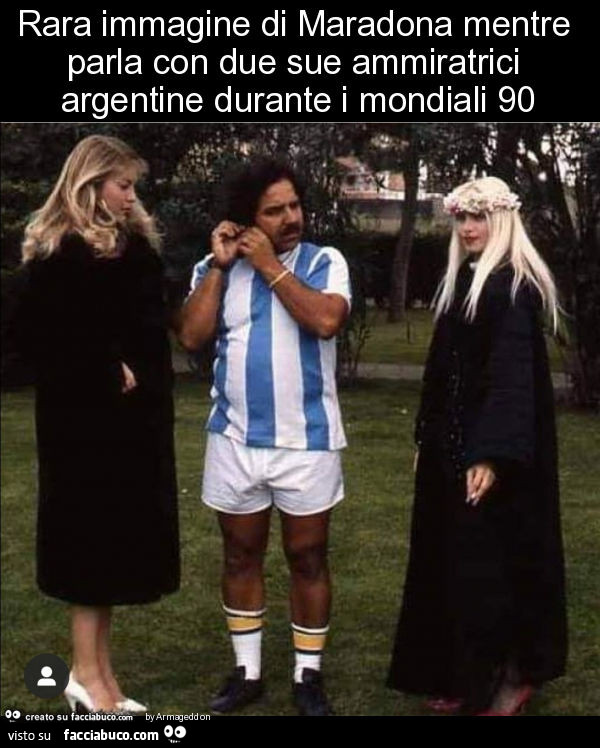 Rara immagine di maradona mentre parla con due sue ammiratrici argentine durante i mondiali 90