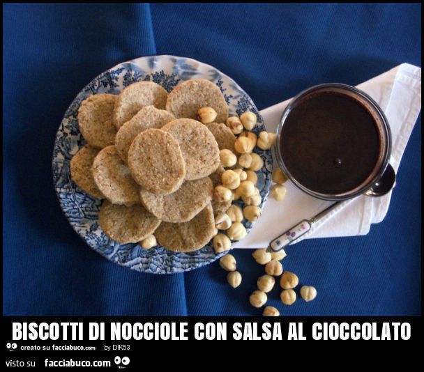 Biscotti di nocciole con salsa al cioccolato