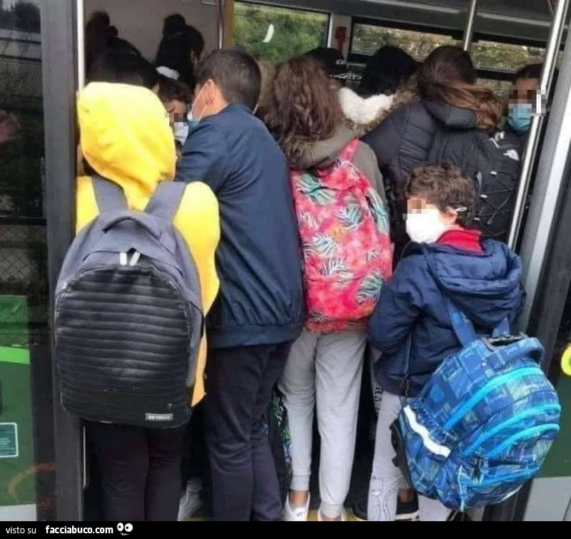 Ragazzini accalcati