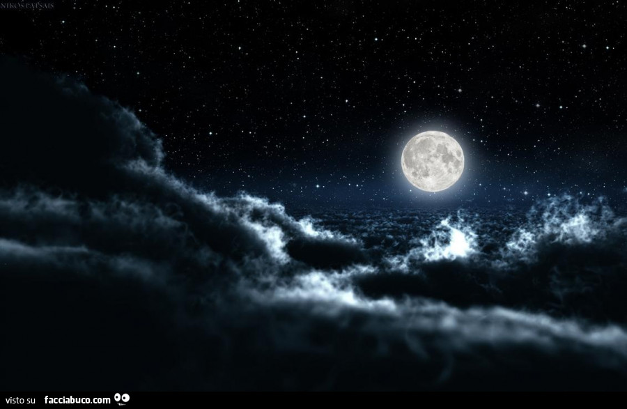 Luna piena con mare in tempesta