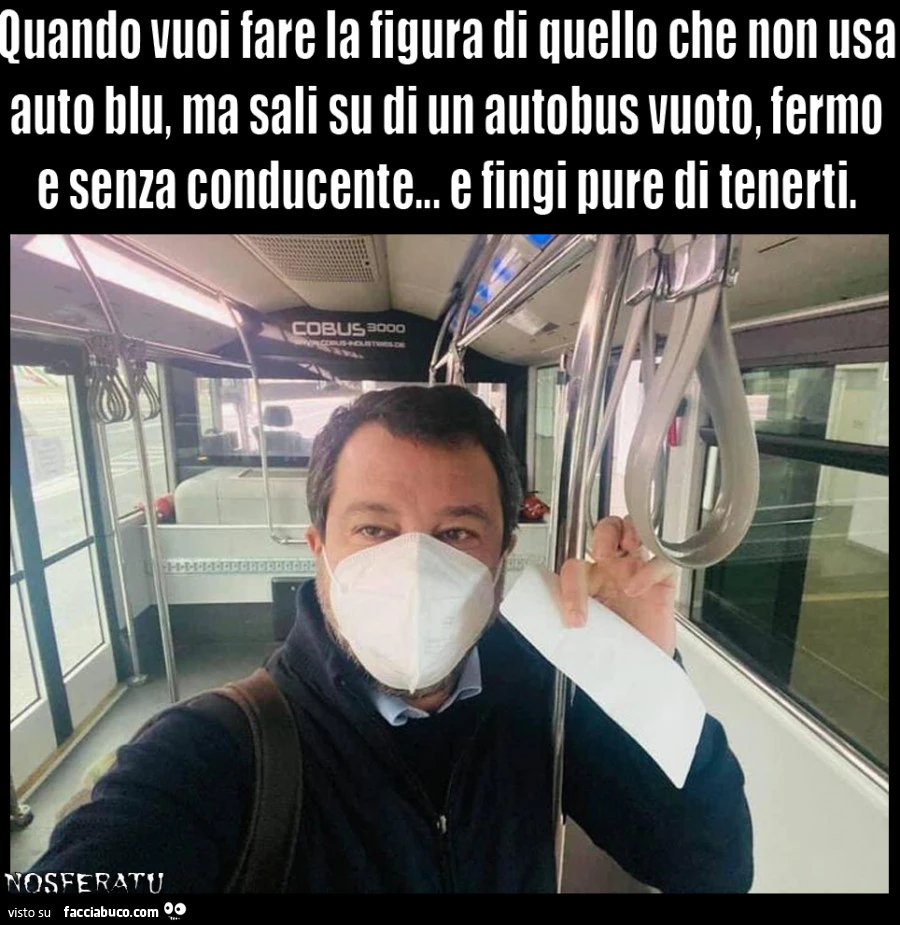 Quando vuoi fare la figura di quello che non usa auto blu, ma sali su di un autobus vuoto, fermo e senza conducente… e fingi pure di tenerti