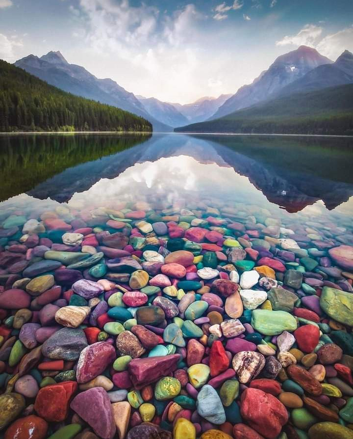 Buon venerdì e weekend con sassi colorati