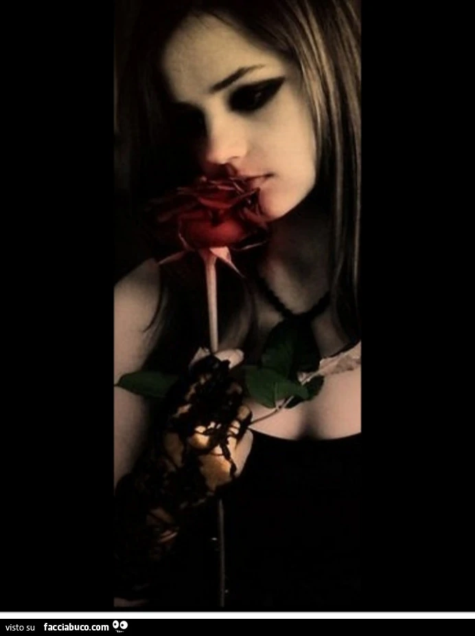 Donna con rosa rossa