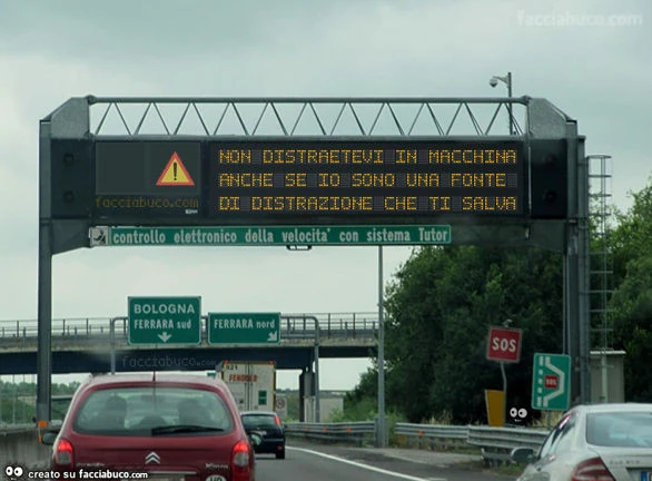 Non distraetevi in macchina anche se io sono una fonte di distrazione che ti salva