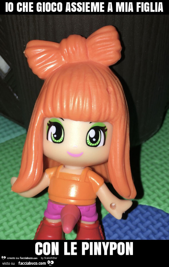 Io che gioco assieme a mia figlia con le pinypon