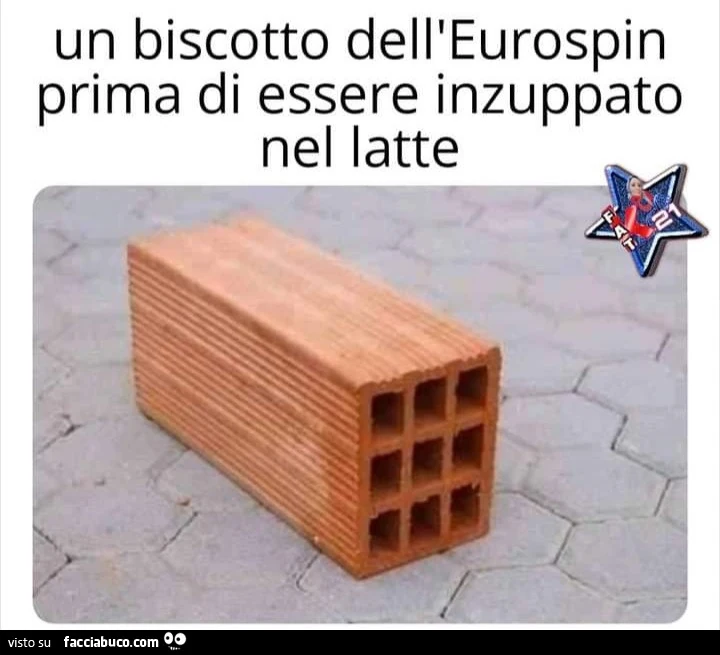 Un biscotto dell Eurospin prima di essere inzuppato