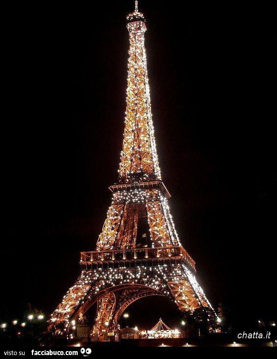 Torre Eiffel tutta illuminata di notte
