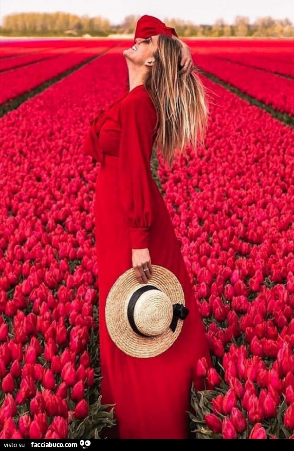 Donna su distesa di tulipani