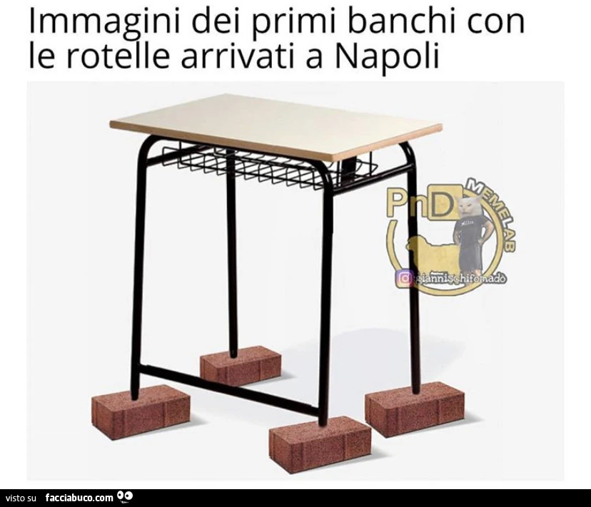 Immagini dei primi banchi con le rotelle arrivati a napoli
