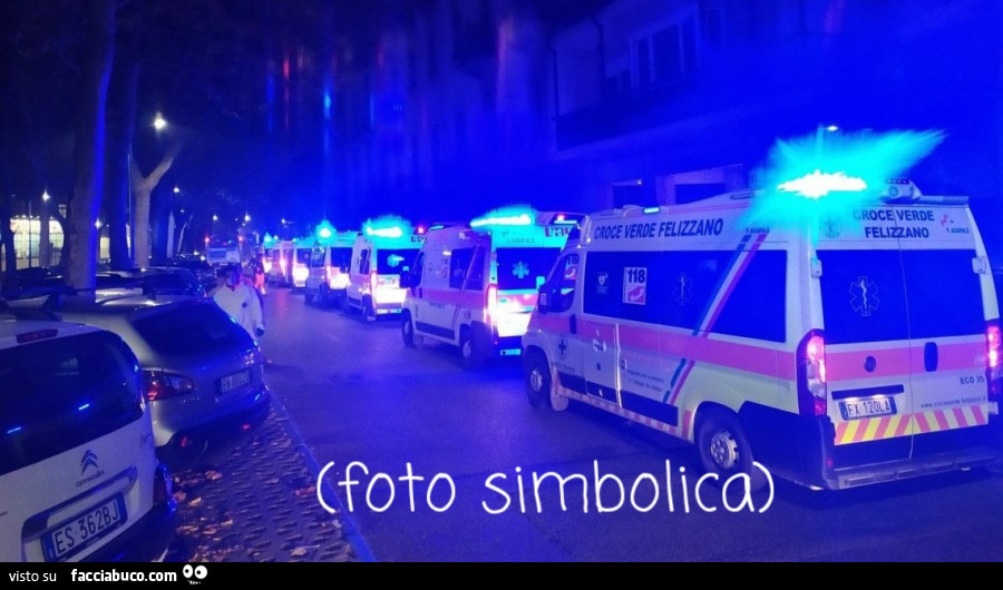 Covid: foto simbolica ambulanze