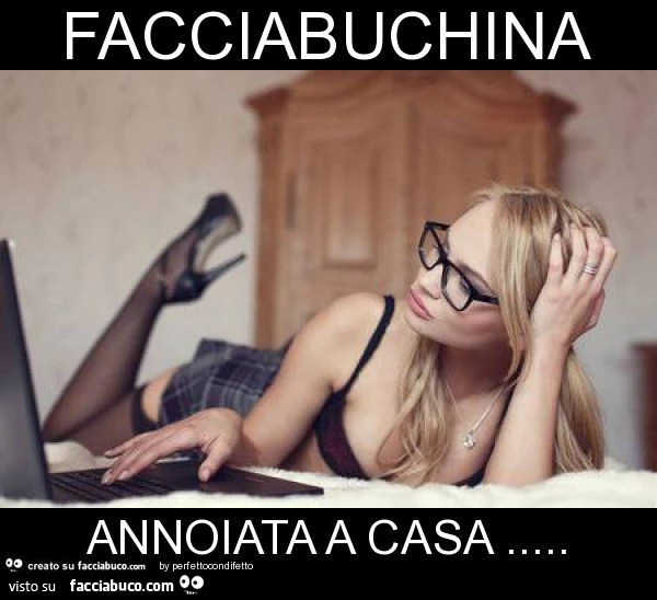 Facciabuchina annoiata a casa