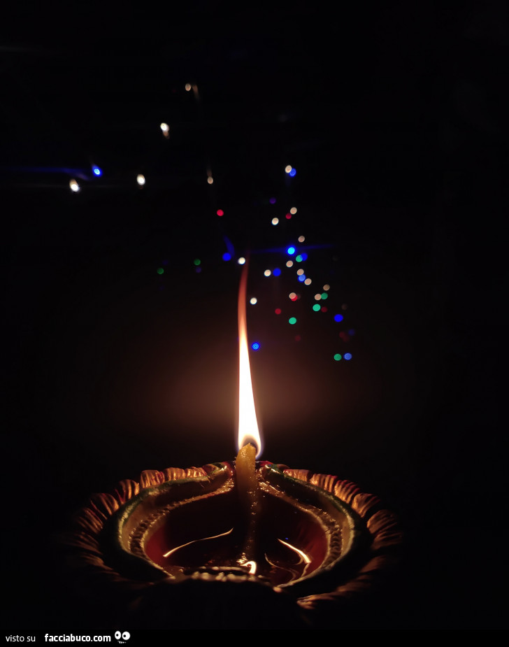 Strana candela accesa