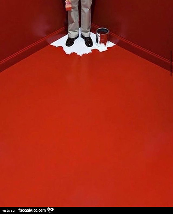 Angolo bianco sul pavimento