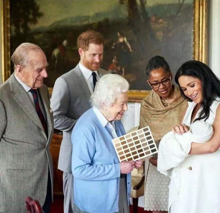La regina Elisabetta valuta con una scheda pantone i colori del pronipote