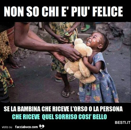 Non so chi è più felice se la bambina che riceve l orso o la persona che riceve quel sorriso così bello