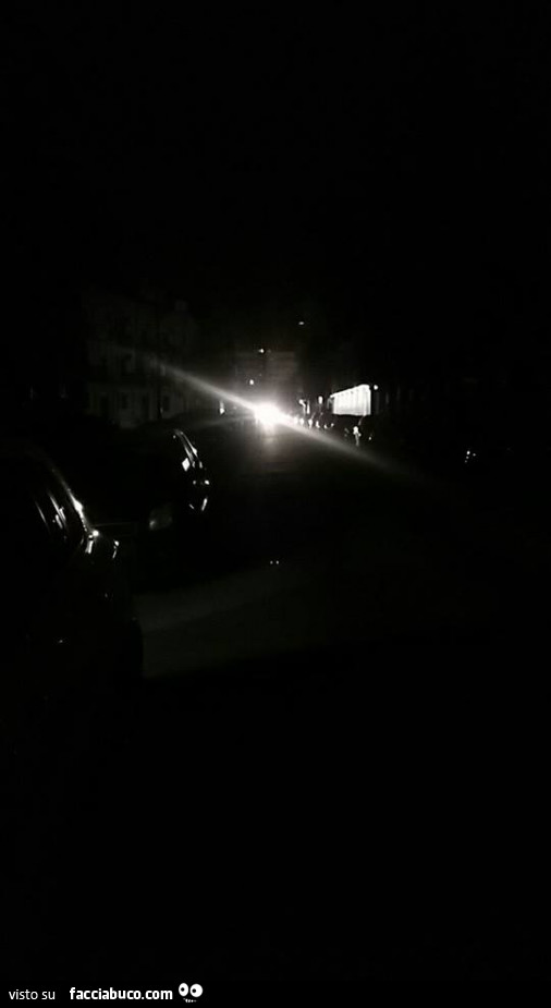 Luce nella notte per strada