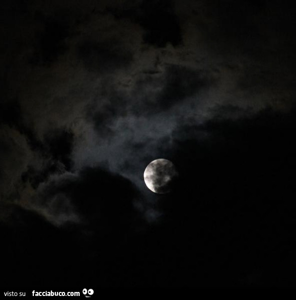 Luna piena tra le nuvole