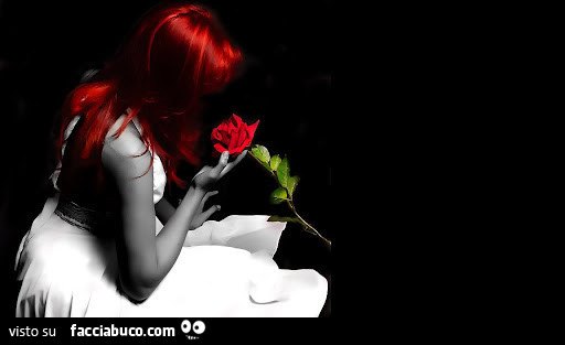 Donna rossa con rosa rossa