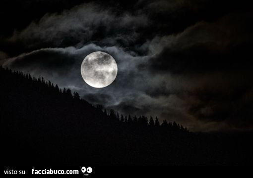 Luna tra le dense nubi